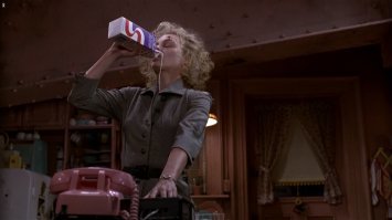 Всё это мелочи. И уж тем более, совсем не то, что "сложно простить"!

Но, заметил, что очень часто ляпы встречаются там, где у актёров мокрая одежда (упал в воду/облили напитком и пр.)

Например, вот Селина (из "Бэтмен возвращается") пьёт молоко,проливая его себе на платье. В следующем кадре, когда прослушивает автоответчик на телефоне, уже В СУХОМ платье продолжает так же неаккуратно его пить