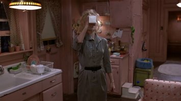 Всё это мелочи. И уж тем более, совсем не то, что "сложно простить"!

Но, заметил, что очень часто ляпы встречаются там, где у актёров мокрая одежда (упал в воду/облили напитком и пр.)

Например, вот Селина (из "Бэтмен возвращается") пьёт молоко,проливая его себе на платье. В следующем кадре, когда прослушивает автоответчик на телефоне, уже В СУХОМ платье продолжает так же неаккуратно его пить