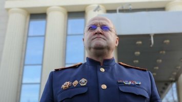 Сталинские мундиры и миллионные взятки. Мир такого абсурда ещё не видел.