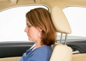 По данным IIHS в случае не правильно настроенных подголовников, при ударе в заднюю часть автомашины на скорости 70 км/час, есть большой риск, что водитель и пассажиры получат смертельную травму Это очень сложно...
Удаление от головы не более 3-х см. 
Высота регулировки..

Короче;
Правильно и неправильно.