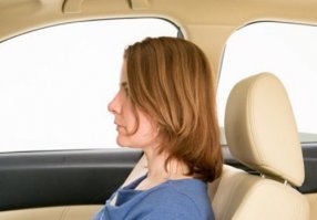 По данным IIHS в случае не правильно настроенных подголовников, при ударе в заднюю часть автомашины на скорости 70 км/час, есть большой риск, что водитель и пассажиры получат смертельную травму Это очень сложно...
Удаление от головы не более 3-х см. 
Высота регулировки..

Короче;
Правильно и неправильно.