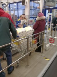 Фото сделано сегодня в Ленте, в Питере, в Красном Селе. Радует то, что этот товарищ был одинок в своем порыве, большинство людей смеялось и фоткали. Да здравствует разум!