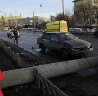 Когда дизайн передка 99 от упавшего столба лучше, чем от дизайнеров концерна автоваза!Столб. в считанные секунды придал 99 спортивный вид!