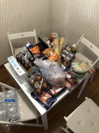 В Малаге еще и перчатки на входе выдают, очереди в кассу под контролем. Следят за количеством посетителей внутри и отделы с морепродуктами размечены линиями, чтобы никто рядом с товаром не стоял.