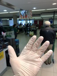 В Малаге еще и перчатки на входе выдают, очереди в кассу под контролем. Следят за количеством посетителей внутри и отделы с морепродуктами размечены линиями, чтобы никто рядом с товаром не стоял.