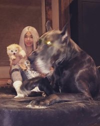 а хозяйка точно живая? больше похожа на экспонат из музея мадам Тюссо