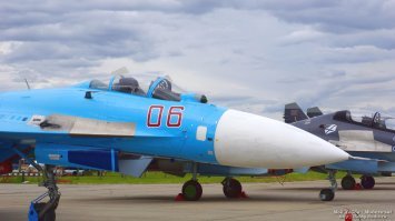 Прежде чем постить всякую хрень, поинтересуйтесь , сколько стволов у пушки СУ-27 и ГДЕ она стоит. При своем расположении на Су-27 она при всем желании техников и летчиков попасть в переднюю стойку не сможет