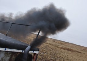 ГТСМ-ка убийственная машина для гражданки!
Бензин жрет мама не горюй. 
В идеале по шоссе 1 л/км, реально под 1.5-2
Для таких вот "легких" епаней с фото 2-3 л на км родимого 76-го 
Ехали на такой шарантайке, в баки не заливали, напрямую с пластиковой канистры питались - уровень бензина уходил на глазах! 
Судя по выхлопу - вместо родного движка, воткнули дизель. На полсалона в заднице.
Поэтому остальные "пассажиры" на броне едут, в будке адъ жестокий при работе 
текст и фотки плюсую, ностальгия ёпта...
#плавализнаем