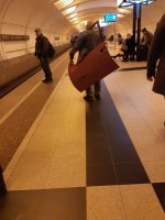 Что здесь не так? Ну купил человек дверь - везет в гараж. И что?