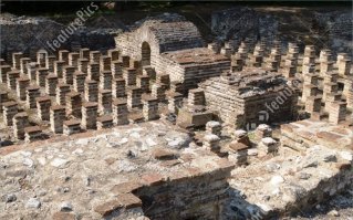 Древний македонский город Дион, Северная Греция. Общественная баня (термы). На этих столбиках был настелен пол, а между ними циркулировал горячий воздух от камина. Это эпоха Александра Македонского - 4 век до н.э.