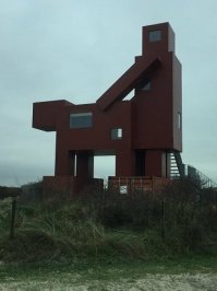 На стену прямо просится мемориальная табличка - "В этом доме останавливался А. Панин со своей овчаркой"