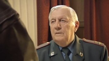 На помолодевшего Геогрия Штиля из Улиц Разбитых фонарей похож...

П.С. А вообще, не понятно... почему если в форме и с погонами - так сразу "преступность"