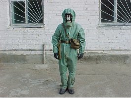 "Кто не помнит нижнюю часть общевойскового защитного комплекта (ОЗК), возможность использования которой в своих целях давно подметили пытливые рыболовы. Их нередко можно встретить даже сегодня"

Паренек, сходи послужи в армию. Может там поймешь разницу между ОЗК и Л1. Нижняя часть ОЗК - это галоши с бахилами.