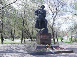 Моё мнение: надо поставить один из "лишних" памятников на проспекте Жукова в Москве. Тот что там сейчас стоит (аналогично, с 1995-го года) величие маршала не передаёт вообще.