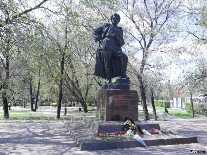 Моё мнение: надо поставить один из "лишних" памятников на проспекте Жукова в Москве. Тот что там сейчас стоит (аналогично, с 1995-го года) величие маршала не передаёт вообще.