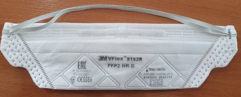 Маска медицинская не спасет от вируса, но есть маски для строительных и малярных работ с защитой FFP2 и выше. День относил, погладил утюгом и снова можно использовать.