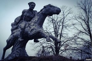 Тоже не то... Как-то сильно по штабному маршал прибыл... Так же спокойно отдает честь. НЕ ТО! Не отражает духа того времени. Нет печати Великой войны. То ли дело Чапай! Вот от куда надо "черпать вдохновение". Или вот еще хороший пример духовитости. Запорожье, Памятник Тревожной Молодости (уничтожен в Украине) только лица, но больше ничего не надо! А Чапай и в статике хорош! Красавец! Вся натура неудержимая - наружу! Борец! Кидает всем вызов! Борзоты не меряно (сорри за жаргон). Такие бюсты даже опасно делать большими. Энергетику обыватель не переварит. Зуд будет вызывать :)))