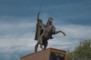 Тоже не то... Как-то сильно по штабному маршал прибыл... Так же спокойно отдает честь. НЕ ТО! Не отражает духа того времени. Нет печати Великой войны. То ли дело Чапай! Вот от куда надо "черпать вдохновение". Или вот еще хороший пример духовитости. Запорожье, Памятник Тревожной Молодости (уничтожен в Украине) только лица, но больше ничего не надо! А Чапай и в статике хорош! Красавец! Вся натура неудержимая - наружу! Борец! Кидает всем вызов! Борзоты не меряно (сорри за жаргон). Такие бюсты даже опасно делать большими. Энергетику обыватель не переварит. Зуд будет вызывать :)))