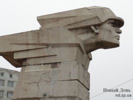 Тоже не то... Как-то сильно по штабному маршал прибыл... Так же спокойно отдает честь. НЕ ТО! Не отражает духа того времени. Нет печати Великой войны. То ли дело Чапай! Вот от куда надо "черпать вдохновение". Или вот еще хороший пример духовитости. Запорожье, Памятник Тревожной Молодости (уничтожен в Украине) только лица, но больше ничего не надо! А Чапай и в статике хорош! Красавец! Вся натура неудержимая - наружу! Борец! Кидает всем вызов! Борзоты не меряно (сорри за жаргон). Такие бюсты даже опасно делать большими. Энергетику обыватель не переварит. Зуд будет вызывать :)))