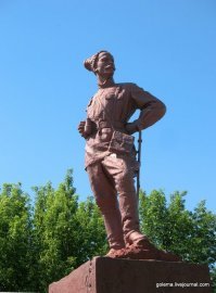Тоже не то... Как-то сильно по штабному маршал прибыл... Так же спокойно отдает честь. НЕ ТО! Не отражает духа того времени. Нет печати Великой войны. То ли дело Чапай! Вот от куда надо "черпать вдохновение". Или вот еще хороший пример духовитости. Запорожье, Памятник Тревожной Молодости (уничтожен в Украине) только лица, но больше ничего не надо! А Чапай и в статике хорош! Красавец! Вся натура неудержимая - наружу! Борец! Кидает всем вызов! Борзоты не меряно (сорри за жаргон). Такие бюсты даже опасно делать большими. Энергетику обыватель не переварит. Зуд будет вызывать :)))