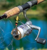 При забросе и сматывании лески, при помощи безинерционной катушки, леска перекручивается. После 3-4 забросов начинают образовываться петли в свободном состоянии. И чем жёстче леска, тем выше вероятность "бороды".
По тексту поста ясно, что вместо лески, собираются использовать тонкий трос. Бедный солдатик будет проводить основное время за распутыванием троса. )))