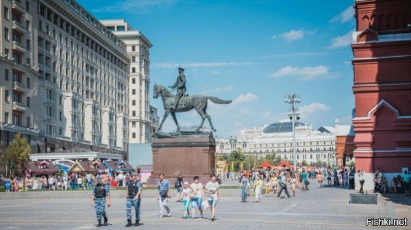 Я еще помню тот скандал, когда Лужкова тыкали в то, что на памятнике лошадь готовится гадить, то откат получен, памятник поставили и идите лесом. А оказывается еще куча недоделок и несоответствий в нем. 
Ждем, когда колумбу вернут его голову и уберут с москвы во владик, смотреть на Америки.