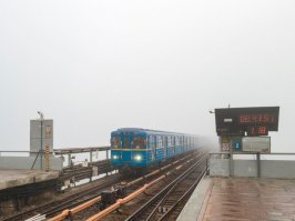 Прикольное фото, как будто из паралельного мира выезжает