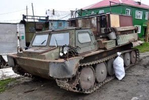 Ты пытаешься спорить и хочешь уличить меня в незнании разных гуглов? 
Первое фото ГТ-СМ от автора текста, бензо вариант производителя.
Второе то о чем вы пишите, штатный дизельный двигатель.
Разница в заднем направляющем катке.
Т.е.вставляя туда дизель, он "съедает" часть места в салоне и завод вынужден увеличивать длину (то бишь салон) на каток.
Безиновый движок раньше (до появления "алиэкспресса") хорошо менялся на дизеля ЯМЗ-236 или 238. Их "легко было достать" там же где и корпус самой гтсм-ки 
Но вот повторюсь тогда жертвовали частью внутрянки салона.
Это все гтсм с ворохомзапчастей, движки ярославские и дизтопливо "арктика" достаточно было распространено в северных трудно проходимых провинциях, где стояли воинские части