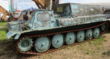 Ты пытаешься спорить и хочешь уличить меня в незнании разных гуглов? 
Первое фото ГТ-СМ от автора текста, бензо вариант производителя.
Второе то о чем вы пишите, штатный дизельный двигатель.
Разница в заднем направляющем катке.
Т.е.вставляя туда дизель, он "съедает" часть места в салоне и завод вынужден увеличивать длину (то бишь салон) на каток.
Безиновый движок раньше (до появления "алиэкспресса") хорошо менялся на дизеля ЯМЗ-236 или 238. Их "легко было достать" там же где и корпус самой гтсм-ки 
Но вот повторюсь тогда жертвовали частью внутрянки салона.
Это все гтсм с ворохомзапчастей, движки ярославские и дизтопливо "арктика" достаточно было распространено в северных трудно проходимых провинциях, где стояли воинские части