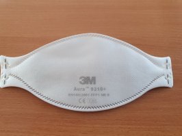 Мы много раз уже говорили про медицинские маски. Они для заболевших людей. Здоровым они не помогают. Надо носить маски, которые специально предназначены для защиты органов дыхания.