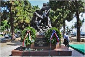 80 лет назад они приходили с алозьевичем вас с лица земли стереть - а вы, теперь, к ним спотыкаясь,
-------------------------
Не согласен.
В 1908 году Россия ПЕРВАЯ пришла на помощь Мессине.
В 1988 Италия ПЕРВАЯ из всего мира пришла помогать в Спитакском землятресении.

А вот памятник русским морякам в Мессине.