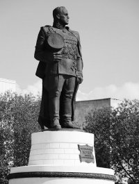 Это памятник Георгию Константиновичу в Омске, Пропорции просто идеальны))