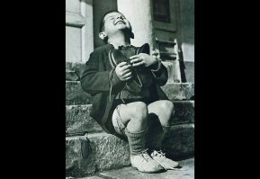 Много ляпов, опечаток, неточностей. "Тупо скопировать-вставить" одни и те же фото на разных сайтах много лет. 
А мозги включить? Например, посмотреть на размер ноги малыша и размер туфель в его руках? Точно ребенку в подарок? На вырост через 15 лет?
Понятие "мыть панцири черепах" и "натирать их машинным маслом для блеска" - это не одно и то же.
Солдат кормит бананами козлёнка, а не козу. 
Про ракету ФАУ (не бомбу) уже написали.
И между делом аж три фото про Гитлера и его милых солдат. Эх, Степа...