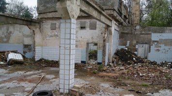 5. Это развалины столовой. Конечно снимков гораздо больше, но выложил наиболее характерные.