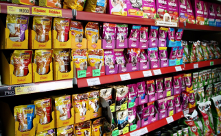 С телятиной , с ягненком , с лососем , с кроликом и т.д. Он питается лучше меня.