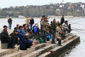 Автор вы на полном серьезе удивляетесь тому что коммерческие камеры ведут к повышению количества штрафов, а не безопасности дорожного движения?
Есть такая трасса 70к-229, на ней этих камер понатыкано примерно как рыбаков на фото. Один раз даже драку видел между ними, типа один закрыл другому обзор. И знаете почему? Не потому что кто то где то озаботился безопасностью участников движения, а потому что на ней знак на знаке и знаком погоняет. Причем разброс велик от 90км/ч до 20км/ч и трасса достаточно нагружена по ней в Тулу народ ездит из Новомосковска, Узловой, Донского. Рыбное место как говорится.
И это не единственное место где вопреки здравому смыслу стоят знаки ограничения и тут же камеры. Спросите у любого водителя он вам не задумываясь пяток мест на гора выдаст.
Так что теория о поддержании безопасности участников движения мне очень нравится, но практика с моими хотелками категорически не согласна.