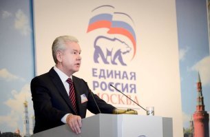 По три тысячи долларов на семью?  Доллар скоро рухнет, а америка развалится!  У нас свой аттракцион невиданной щедрости. Оленевод обещает помощь пенсионерам своего стойбища  за сидение дома. И не семье, а каждому по четыре тысячи полновесных российских рублей!