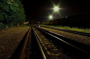 Не знаю, кто как, но я почувствовал этот запах. Летняя свежесть, запах ночи и креозота. А в далеке слышится голос "Поезд... сообщением..... прибывает на ... путь". Очень атмосферно!