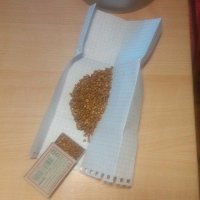 Сразу видно творчество гуманитария. 1000 зерен сухой гречки весят в среднем 20 грамм. Где этот лошпет взял 40-50 граммовые пачки гречки?