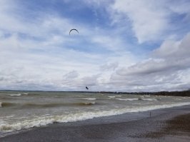 Ну почему нельзя-то? Я вот кайтить люблю. В пятницу была погода +14 с хорошим ветром. Поехал на озеро, которое в 70 км от дома находится, покататься. 
140 км накатал за день. Заправился, соответственно.