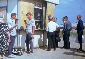 Обратите внимание: пьют пиво, а "пивных животов" нет...