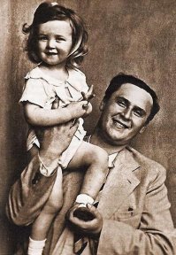 "Вася Ливанов с папой Борисом Николаевичем". Тут нет ошибки? Вроде девочка на фото.