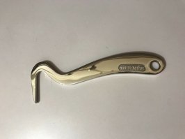 Про это подумал, что это обычный дверной крючок (внутренний запор)!