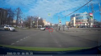 автор скорее всего уже не смотрел по сторонам а смотрел черное пятно за поворотом яма или нет и как его объехать