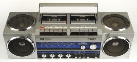 В далёкие 70-ые у сестры был обыкновенный 202-ой. Вечерами слушал радио Люксембург и музыку для танцев по голосу Америки. А в 1987 купил по очереди через батю, как участник ВОВ, VTF-287. Ждал два месяца. Настоящая была забойная вещь. Ну и цена не хилая 560 руб.
  
Диапазоны приемника:

ДВ: 148 - 285 кГц, СВ: 525 -1607 кГц, КВ: 4.5 - 12.1 МГц (25...31 м), УКВ: 65.8 - 74.0 МГц.

ПЧ АМ - 465 кГц,  ПЧ ЧМ - 10.7 МГц.

Стереофоническая магнитола 2 гр. сложности ВЭФ-РМД-287С (РР2.003.003ТУ) предназначена для записи и перезаписи стереофонических программ и приема в диапазонах ДВ, СВ, КВ и УКВ. Магнитола состоит из всеволнового радиоприёмника с ЧМ трактом 2 группы сложности, АМ тракта 3 группы сложности и двухкассетного магнитофона 3 группы сложности. На одном ЛПМ обеспечивается запись/воспроизведение, а на втором только воспроизведение программы. Особенность модели - объёмное звучание, обеспечиваемое 4-мя широкополосными динамическими головками, которые находятся в разных плоскостях и излучают звук вперед и вверх. В магнитоле предусмотрены АПЧ и БШН в диапазоне УКВ, расширение стереобазы, АРУЗ, автостоп при окончании перемотки, возможность переключения частоты подмагничивания при записи. Имеется линейный и микрофонный вход, а так же выход линейный и на телефоны.
Технические данные:
Скорость ленты - 4.76 см/с, коэффициент детонации  0.3%. Отношение сигнал/шум - 48дБ.

Диапазон звуковых частот тракта АМ - 150...4000 Гц, тракта ЧМ - 150...12500 Гц, тракта магнитной записи - 63...10000 Гц.

Чувствительность, ограниченная шумами, при соотношении сигнал/шум 20 дБ в тракте АМ и 26 дБ на УКВ составляет: на ДВ - 2.0 мВ/м, СВ - 1.0 мВ/м, КВ - 0.2 мВ/м, УКВ - 0.05 мВ/м.

Максимальная выходная мощность (при питании от сети) - 5 Вт в каждом канале.

Питание магнитолы от сети или от 8 элементов 373.

Габариты: 535 - 185 - 160 мм, масса - 6.5 кг