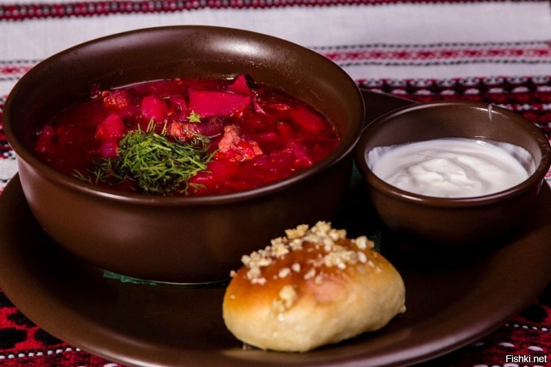 Борща девчонке. 
Большую тарелку. 
Со сметанкой и пампушками