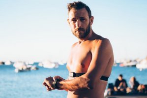 к гарминам (может не ко всем, хз) можно подключить специальную нагрудную лямку с датчиком, которая в реальном времени измеряет пульс и по bluetooth передает его на прибор. называется soft-strap premium heart rate monitor. сам таким пользовался когда катал на велике. фото с просторов.