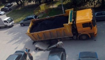 "В ямку - бух!", или Дорога ярости в РФ: 15 раз, когда авто провалились под землю