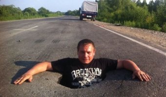 "В ямку - бух!", или Дорога ярости в РФ: 15 раз, когда авто провалились под землю