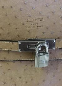 А вы разницу в ручке совсем не видете? 
Основное отличие инструмента - удобная рукоять. 
Поэтому на картинке не инструмент, это действительно крючок от модной сумки Hermes.